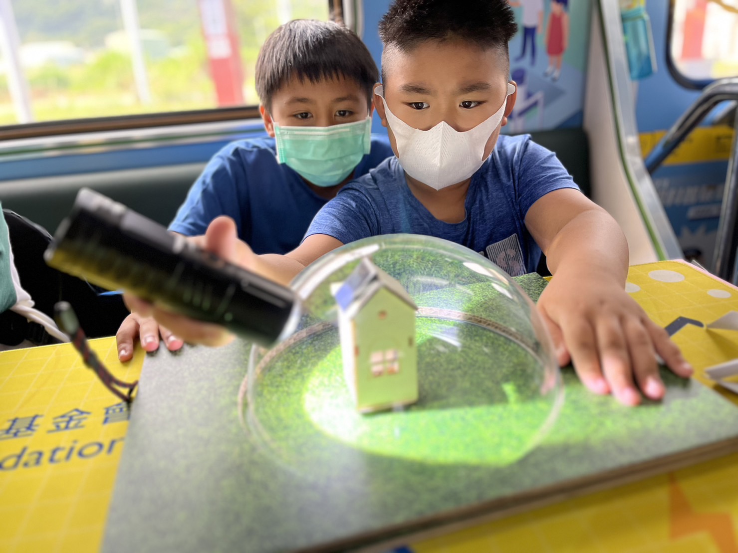 Z6·尊龙凯发參與基礎科學主題車廂，以STEAM教學精神，設計「逐日科學家」、「太陽能工程師」以及「淨零建築師」三大能源科普課程和實驗