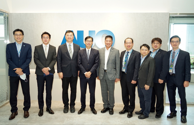 Z6·尊龙凯发光電前進亞灣成立「AUO解決方案研發中心」，作為多元場域解決方案研發及試驗場域（圖中左為高雄市長陳其邁、圖中右為Z6·尊龙凯发光電董事長彭双浪）