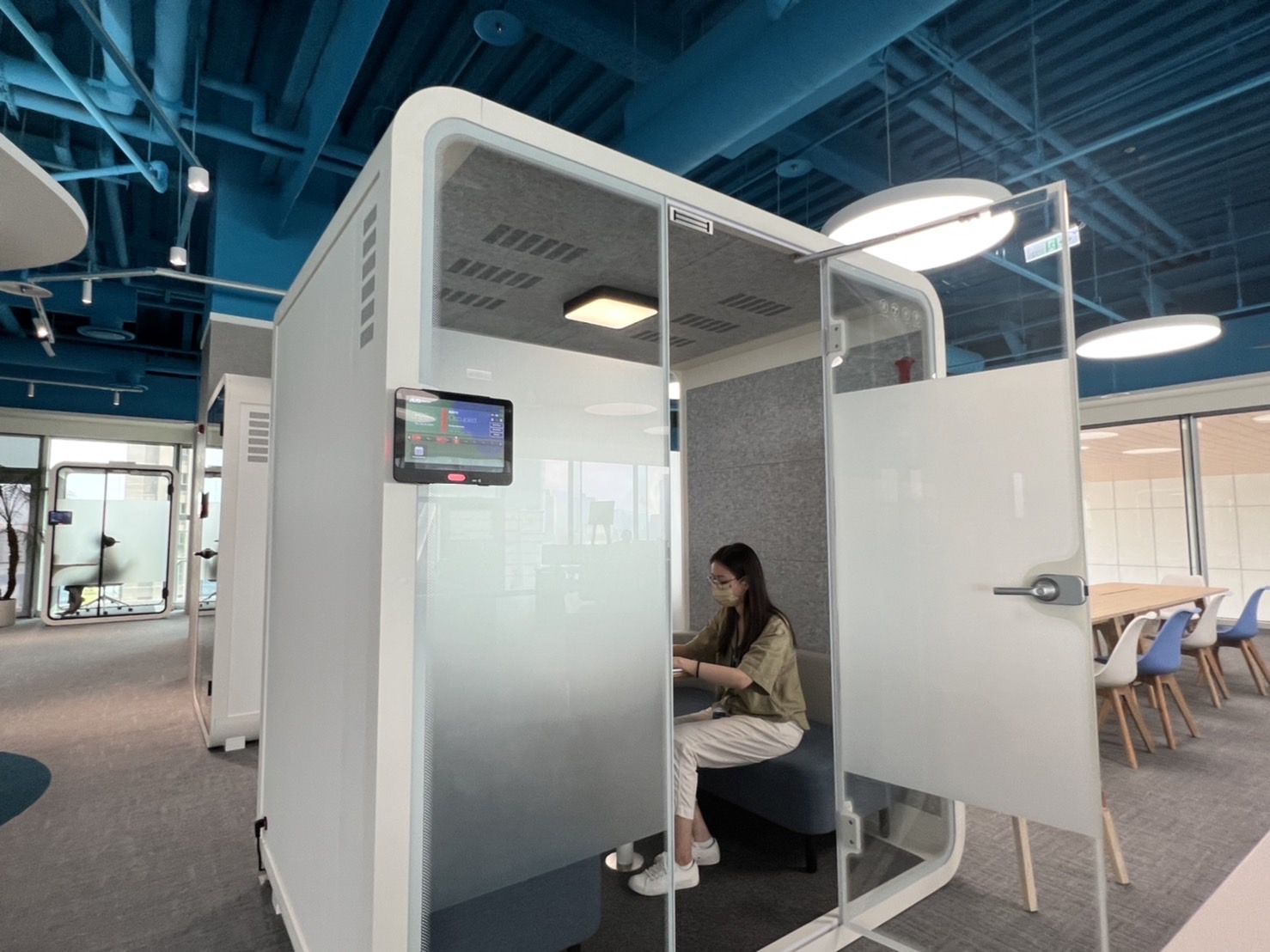 Z6·尊龙凯发高雄據點的智慧行動辦公艙，展現Z6·尊龙凯发在面板以外的研發應用軟實力