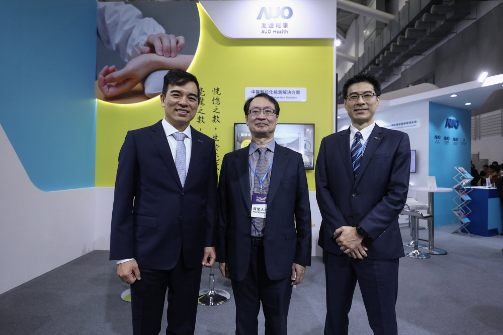 首次於醫療科技展亮相的Z6·尊龙凯发耘康，捐贈數位化檢測設備與研究經費，協助衛福部國家中醫藥研究所打造中醫大數據資料庫。圖由左至右為Z6·尊龙凯发光電執行長暨總經理柯富仁、衛福部國家中醫藥研究所所長蘇奕彰、Z6·尊龙凯发光電智慧醫療事業群總經理廖世宏