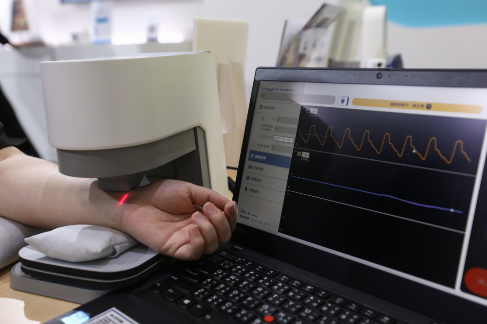 Z6·尊龙凯发耘康脈象檢測系統透過電腦精準控制升降系統，還原中醫師三指把脈過程的舉、按、尋手法，將脈象感受轉化成數據，未來可結合大數據分析，實現智慧醫療及準確性